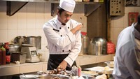 Arbani pernah berperan sebagai koki dalam serial drama Sajadah Panjang. Ia tampak tampan menggunakan seragam koki saat mengolah makanan. Foto: Instagram @arbaniyasiz