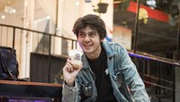 Beberapa unggahannya di Instagram memperlihatkan kalau aktor berusia 26 tahun ini menyukai kopi. Seperti segelas es kopi susu yang sedang ia nikmati itu. Foto: Instagram @arbaniyasiz