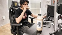 Ia juga terlihat menikmati kopi di meja kerjannya. Tampaknya es kopi susu itu sangat segar dan creamy. Foto: Instagram @arbaniyasiz