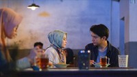 Arbani juga pernah beradu peran dengan Prilly Latuconsina dalam serial drama Ustad Milenial. Keduanya tampak sedang beradegan di sebuah warung makan. Foto: Instagram @arbaniyasiz