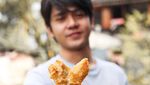 Gaya Keren Arbani Yasiz yang Pernah Jadi Koki dan Doyan Ngopi