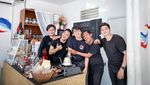 Gaya Keren Arbani Yasiz yang Pernah Jadi Koki dan Doyan Ngopi