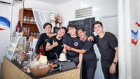 Ternyata es kopi susu yang sering dinikmati oleh Arbani Yasiz adalah produknya sendiri. Ia bersama teman-temannya membuat kedai kopi susu bernama Kopi Panas Dingin. Foto: Instagram @arbaniyasiz