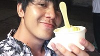 Pose manisnya juga pernah ia bagikan saat menikmati satu cup es krim durian yang manis legit. Foto: Instagram @arbaniyasiz