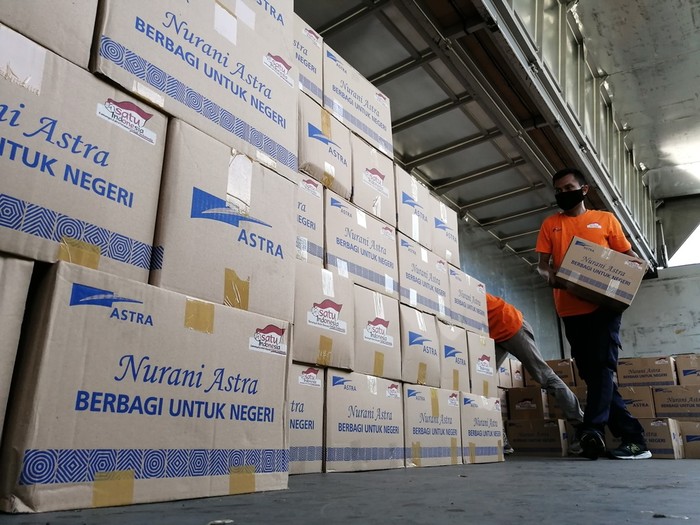 Astra menyerahkan bantuan tahap ketujuh untuk didistribusikan kepada keluarga terdampak pandemi COVID-19.
