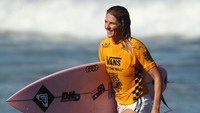 Stephanie Gilmore adalah peselancar asal Australia yang meramaikan Olimpiade Tokyo. Dia pernah meraih juara selancar dunia di Bali tahun 2019.