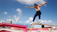 Leticia Bufoni asal Brasil. Perempuan yang identik dengan tatonya ini adalah atlet skateboard. Dia adalah juara 1 World Skateboarding Championship 2015 di Chicago, AS.