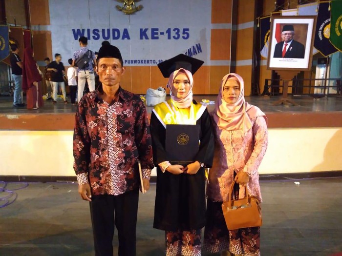 Foto Indri Suwarti yang sukses lulus kuliah dengan nilai cumlaude.