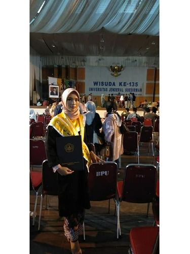 Foto Indri Suwarti yang sukses lulus kuliah dengan nilai cumlaude.