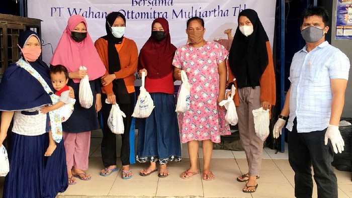 Berbagi Kurban untuk Sesama Dalam rangka memperingati Hari Raya Idul Adha 1442 H, berbagai instansi menyalurkan kepeduliaanya terhadap warga sekitar. Seperti ini salah satunya.