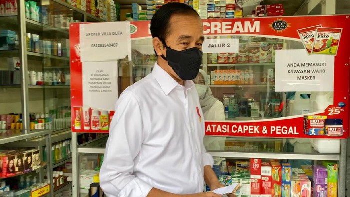 Presiden Jokowi mendadak mengunjungi sebuah apotek di Bogor Jokowi mengecek langsung ketersediaan obat antivirus hingga vitamin.