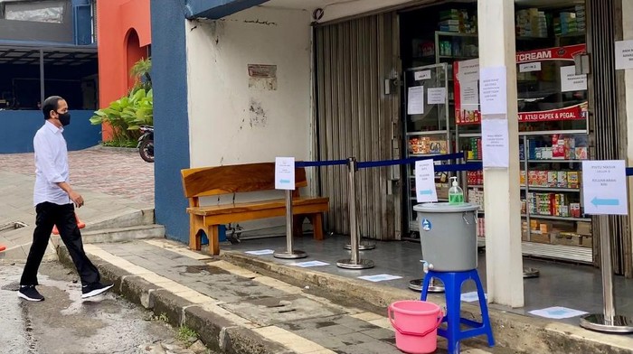 Blusukan Jokowi di apotek Presiden Jokowi mendadak mengunjungi sebuah apotek di Bogor Jokowi mengecek langsung ketersediaan obat antivirus hingga vitamin.