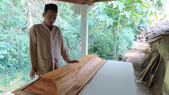 Budiyanto perajin peti mati di Kabupaten Magelang