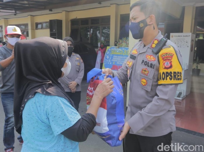 Buruh cuci hingga petugas kebersihan di Garut dapat basos dari polisi
