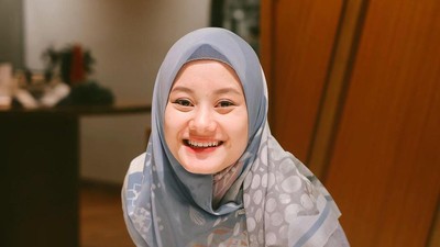 Cantiknya Dinda Hauw Saat Belajar Masak dan Pose OOTD di Kafe