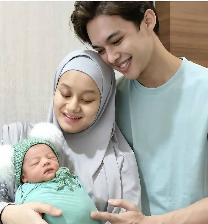 Cantiknya Dinda Hauw Saat Belajar Masak dan Pose OOTD di Kafe