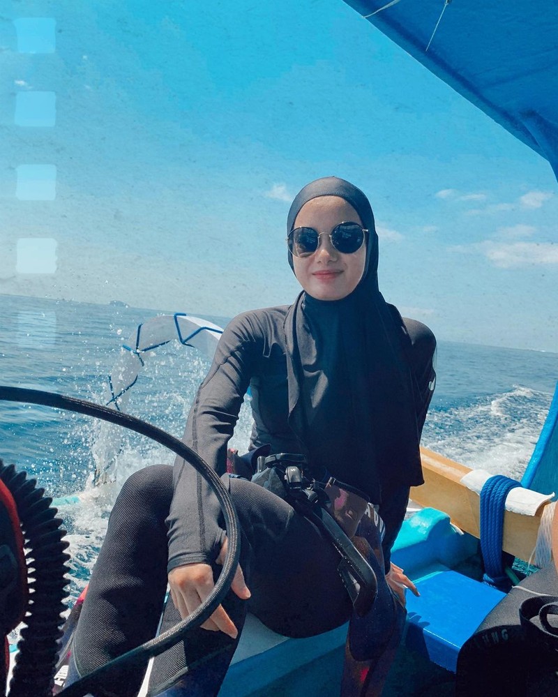 Cantiknya Dinda Hauw Saat Belajar Masak dan Pose OOTD di Kafe