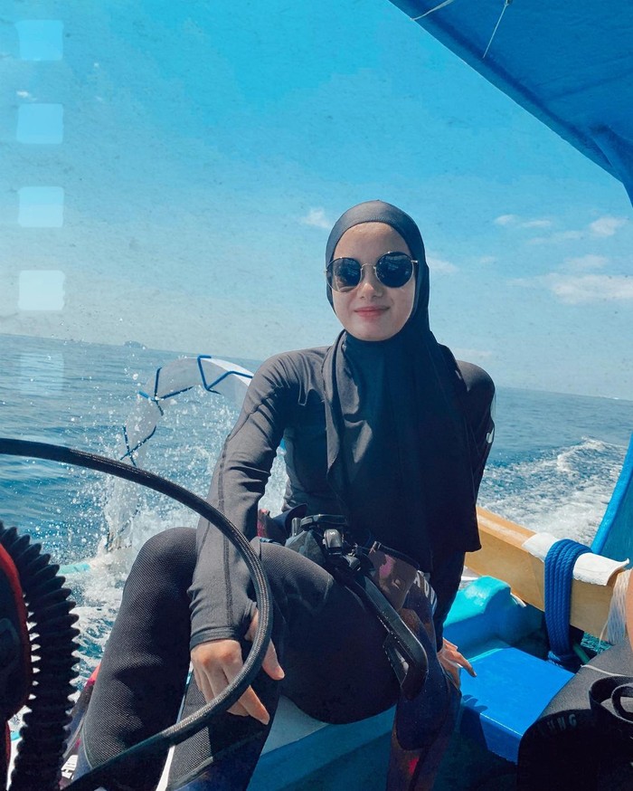 Cantiknya Dinda Hauw Saat Belajar Masak dan Pose OOTD di Kafe Cantiknya Dinda Hauw Saat Belajar Masak dan Pose OOTD di Kafe