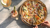 Nom nom nom, tulis Dinda di keterangan foto. Wah, pizzanya menggugah selera banget ya? Dinda juga terlihat menikmati makanan dan minuman sehat lainnya.