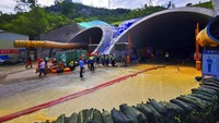 Banjir juga menyebabkan sejumlah bencana lain, seperti tanah longsor, membanjiri bendungan, sungai, hingga membanjiri kereta bawah tanah. Chinatopix via AP.