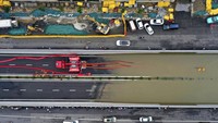 Badan Meteorologi Henan menyebutkan banjir disebabkan curah hujan yang tinggi hingga badai petir di wilayah ibu kota Zhengzhou. Ma Xiaoran/Xinhua via AP.