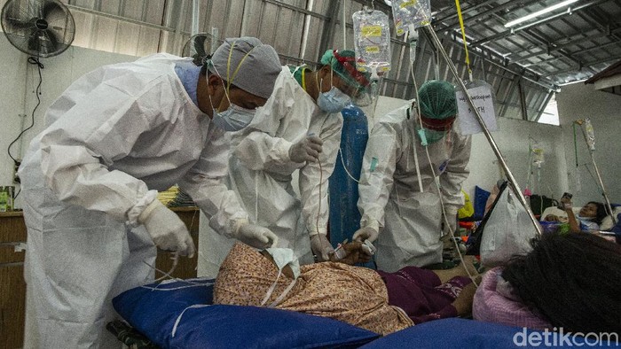 Corona Terus Melonjak, Indonesia Dituding jadi Episentrum Dunia Wajar bila Indonesia dijuluki sebagai episentrum Corona Dunia. Sepekan terakhir tercatat sempat menduduki posisi pertama kasus harian-kematian Corona tertinggi.