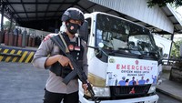 Petugas kepolisian berjaga di PT Samator, Mengwi, Badung, Bali, Kamis (22/7/2021).