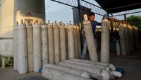 PT Asiana Gasindo menambah suplai liquid oksigen sebanyak 12 ton dari Pekanbaru, Riau, untuk mencukupi kekurangan oksigen yang dialami sejumlah rumah sakit di Sumbar untuk perawatan pasien COVID-19.