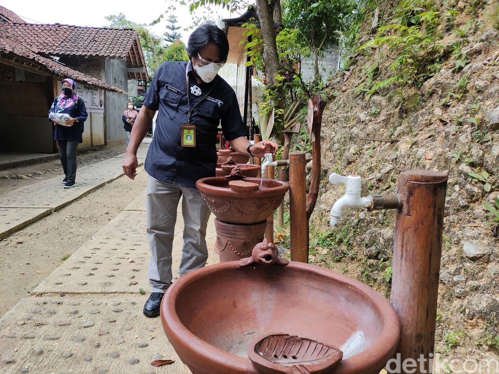 Dinas Pariwisata Kulon Progo saat melakukan pengecekan CHSE di tempat wisata