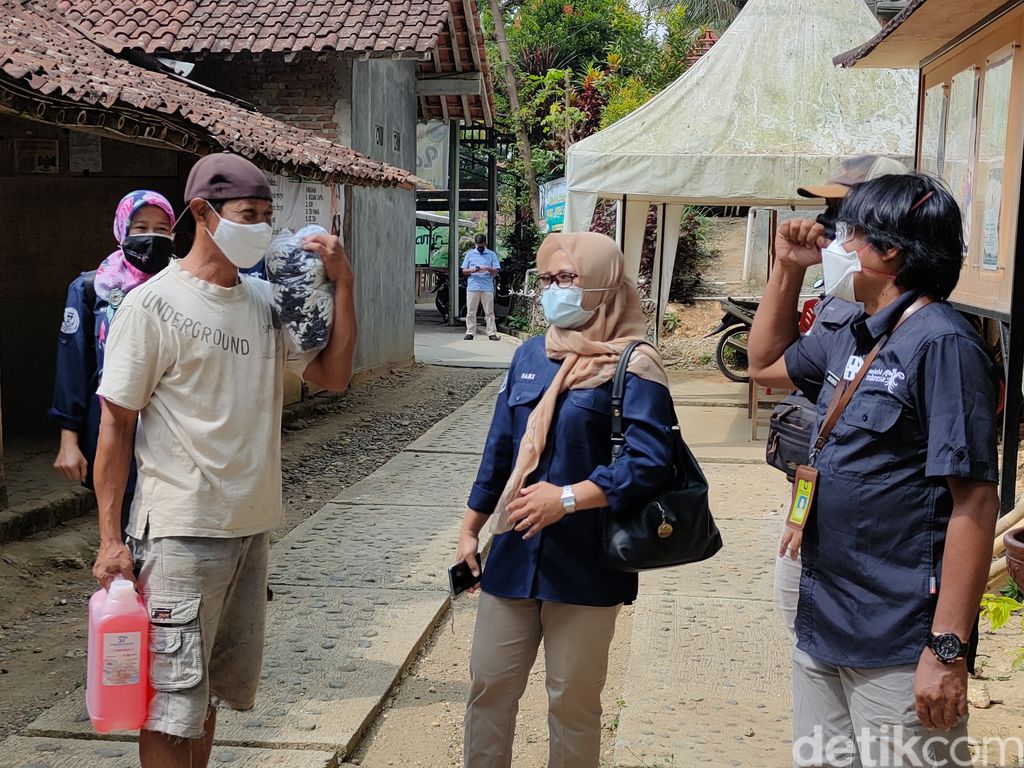 Dinas Pariwisata Kulon Progo saat melakukan pengecekan CHSE di tempat wisata