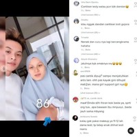 Beberapa waktu lalu Dinda Hauw sempat menjadi sasaran bully netizen usai dirinya terlihat tampil tanpa mengenakan makeup. Tak sedikit netizen yang mencibir penampilan pemain film Surat Kecil untuk Tuhan itu, hingga ada yang menyebutnya mirip nenek-nenek. Foto: Instagram