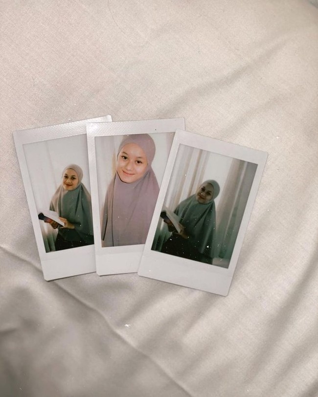 Dalam beberapa kesempatan, Dinda Hauw sendiri kerap memperlihatkan wajah naturalnya tanpa makeup. Seperti dalam foto yang satu ini. Foto: Instagram