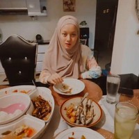 Tak hanya disebut mirip nenek-nenek, beberapa netizen juga terlihat membandingkan penampilan Dinda Hauw dengan Lesti Kejora. Mereka menyebut bahwa Lesti lebih manis jika dibandingkan dengan pemain sinetron Anak Langit itu tanpa mengenakan makeup. Foto: Instagram