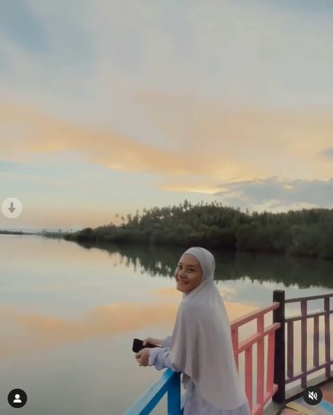 Penampilan Dinda Hauw yang ramai nyinyiran netizen itu pertama kali diunggah oleh sang suami, Rey Mbayang. Setelahnya akun Instagram @nyinyir_update_official kemudian mengunggah ulang video tersebut. Foto: Instagram