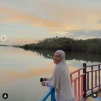 Penampilan Dinda Hauw yang ramai nyinyiran netizen itu pertama kali diunggah oleh sang suami, Rey Mbayang. Setelahnya akun Instagram @nyinyir_update_official kemudian mengunggah ulang video tersebut. Foto: Instagram