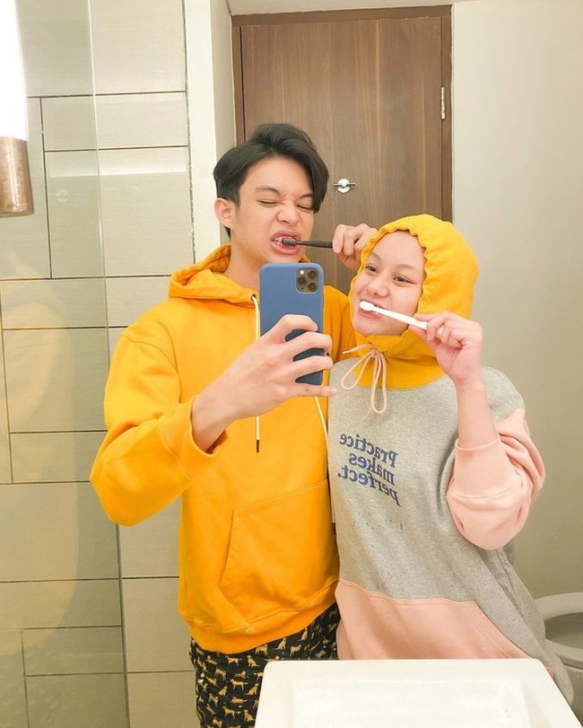 Walaupun Dinda Hauw sempat mendapatkan cibiran karena penampilan naturalnya tanpa makeup, namun istri dari Rey Mbayang itu terlihat tak mau ambil pusing. Baik Dinda maupun Rey tampak tidak memberikan komentar apapun mengenai hal tersebut. Foto: Instagram