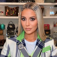 Penampilan Dorit berpose selfie dengan latar belakang tas-tas mewah yang terpajang di walk in closet-nya. Foto: Instagram