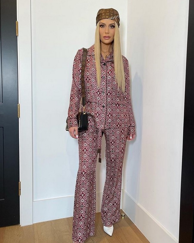 Dari atas kepala sampai ujung kaki, Dorit Kemsley menggunakan item dari Louis Vuitton. Foto: Instagram