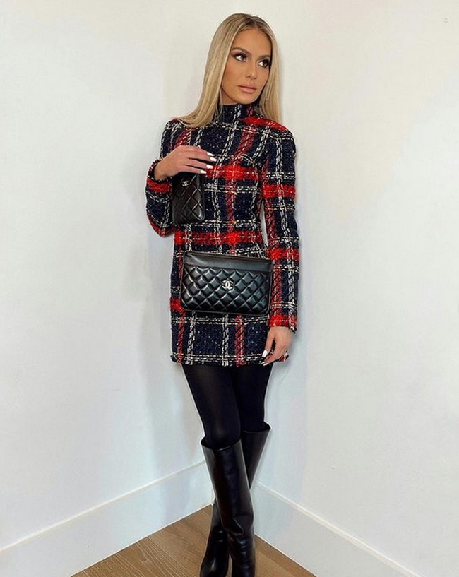 Dalam penampilan ini, wanita 45 tahun itu menggunakan baju dari Balmain, tas dari Chanel dan boots Versace. Foto: Instagram