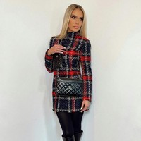 Dalam penampilan ini, wanita 45 tahun itu menggunakan baju dari Balmain, tas dari Chanel dan boots Versace. Foto: Instagram