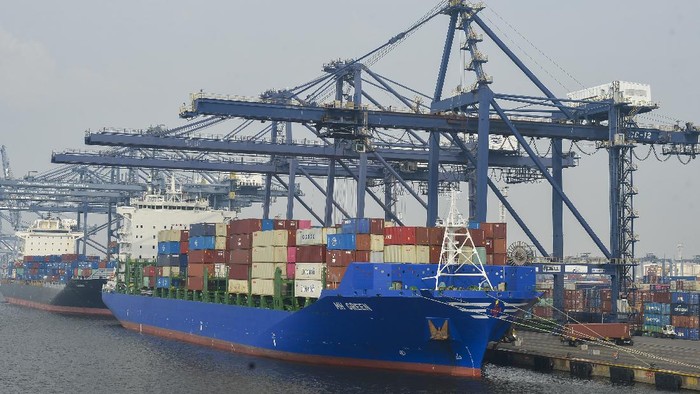 Suasana aktivitas bongkar muat peti kemas di pelabuhan Tanjung Priok, Jakarta Utara, Kamis (22/7/2021). Menko Perekonomian yang juga Ketua Komite Penanganan COVID-19 dan Pemulihan Ekonomi Nasional (KPCPEN) Airlangga Hartarto menyatakan ekspor dan impor Indonesia mengalami surplus selama 14 bulan berturut-turut sejak Mei 2020, termasuk pada Juni 2021 yang surplus 1,32 miliar dolar AS, tren tersebut menunjukkan aktivitas ekonomi di Indonesia terus berlanjut pulih. ANTARA FOTO/M Risyal Hidayat/aww.