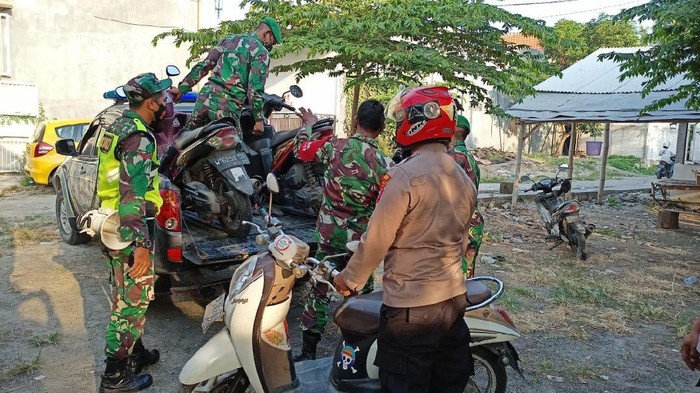 Pria di Manyar, Gresik dikeroyok hingga babak belur usai mem-posting foto kerumunan warga di arena gantangan burung di masa PPKM Darurat. Korban dikeroyok karena postingan-nya membuat arena gantangan dibubarkan petugas.