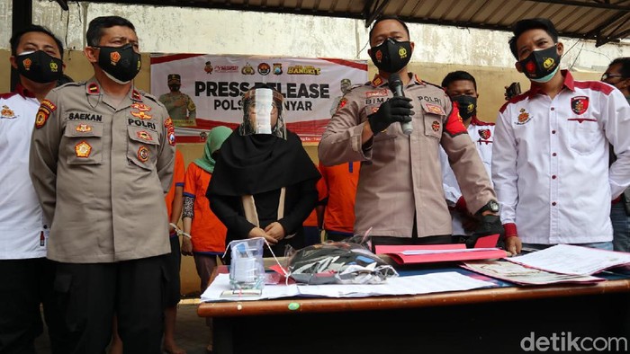 Pria di Manyar, Gresik dikeroyok hingga babak belur usai mem-posting foto kerumunan warga di arena gantangan burung di masa PPKM Darurat. Korban dikeroyok karena postingan-nya membuat arena gantangan dibubarkan petugas.