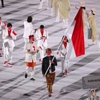 Rio Waida yang merupakan atlet surfing tampil paling depan saat parade pembukaan Olimpiade Tokyo 2020 di Jepang, Jumat (23/7/2021). Rio tampil bersahaja menggunakan Payas Madya yang merupakan pakaian adat Bali. Foto: Getty Images/Patrick Smith