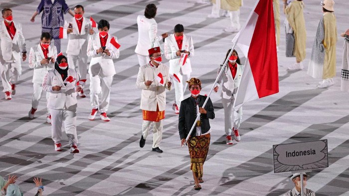 TOKYO, JAPAN - JULY 23: Flag bearers Nurul Akmal and Rio Waida of Team Indonesia lead their team out during the Opening Ceremony of the Tokyo 2020 Olympic Games at Olympic Stadium on July 23, 2021 in Tokyo, Japan. (Photo by Patrick Smith/Getty Images)