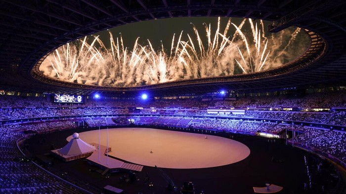 Gemerlap Kembang Api Sambut Pembukaan Olimpiade Tokyo Fireworks go off at the start of the opening ceremony in the Olympic Stadium at the 2020 Summer Olympics, Friday, July 23, 2021, in Tokyo.