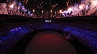 Kembang api menyala pada awal upacara pembukaan Olimpiade Tokyo 2020 di Stadion Olimpiade, Tokyo, Jepang, Jumat (23/7/2021). AP/Jeff Roberson  