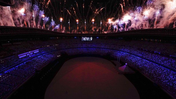 Gemerlap Kembang Api Sambut Pembukaan Olimpiade Tokyo Fireworks go off at the start of the opening ceremony in the Olympic Stadium at the 2020 Summer Olympics, Friday, July 23, 2021, in Tokyo.
