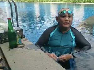 Sambil Renang, Gubernur Gorontalo Umumkan Diri dan Istri Positif COVID