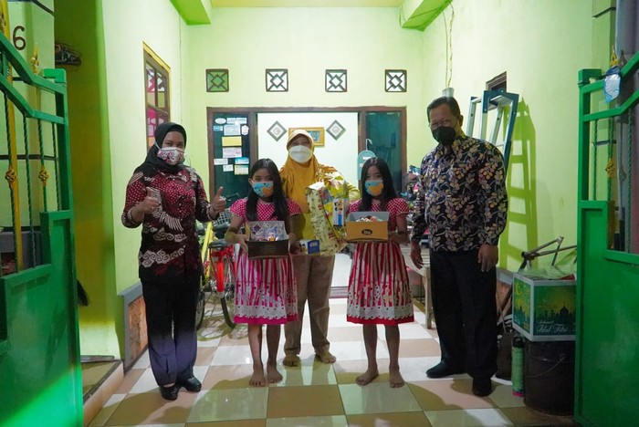 Hari Anak Nasional, Walkot Mojokerto Bagi Hadiah Kue hingga Masker